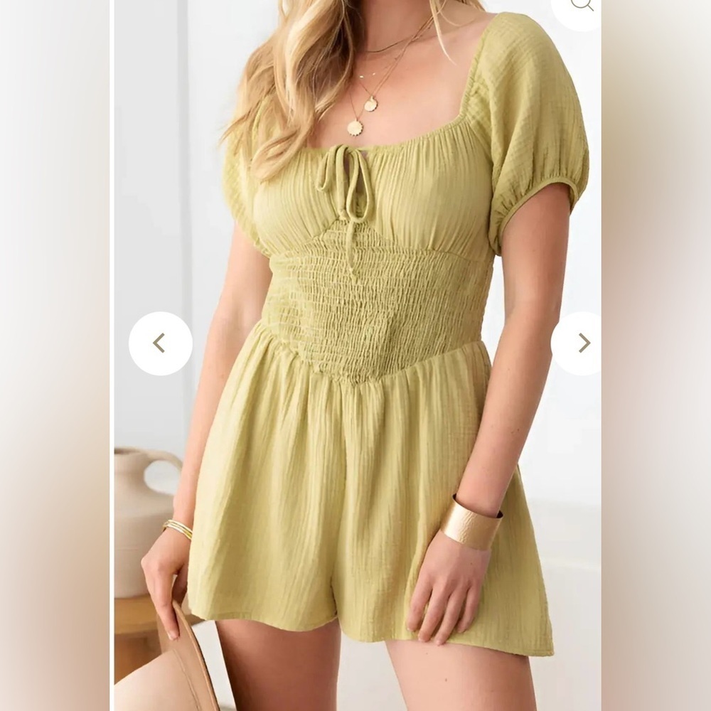 LE LIS Collection Green Puff Sleeve Smocked Romper Size L